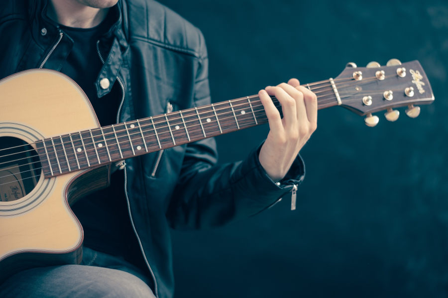 Gitarrist hält Gitarre in der Hand