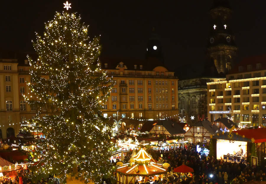 Geschmückter Tannenbaum auf dem Weihnachtsmarkt