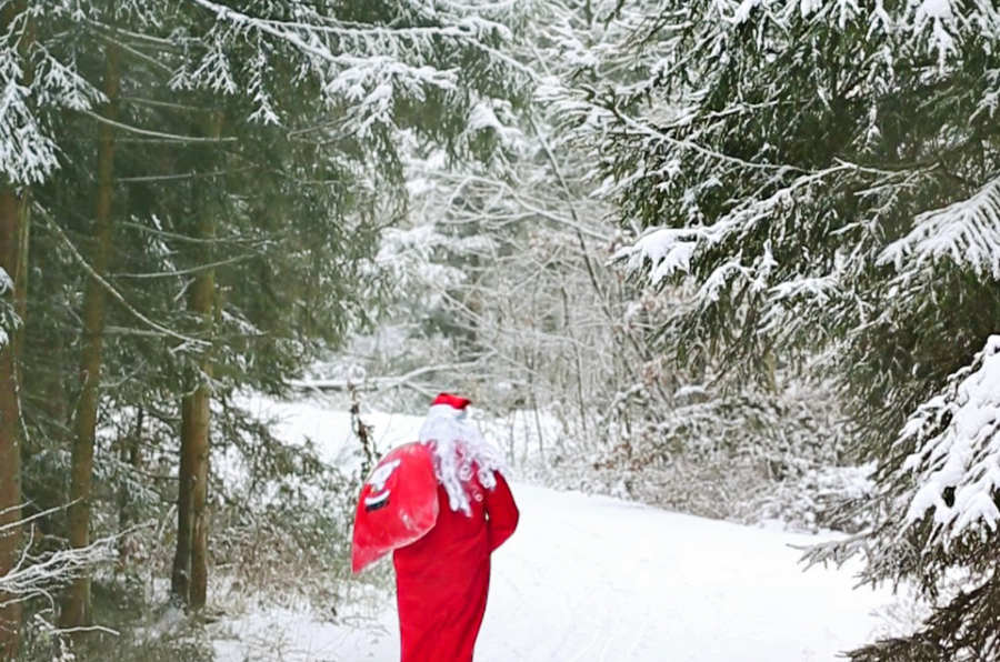 Weihnachtsmann im Schnee