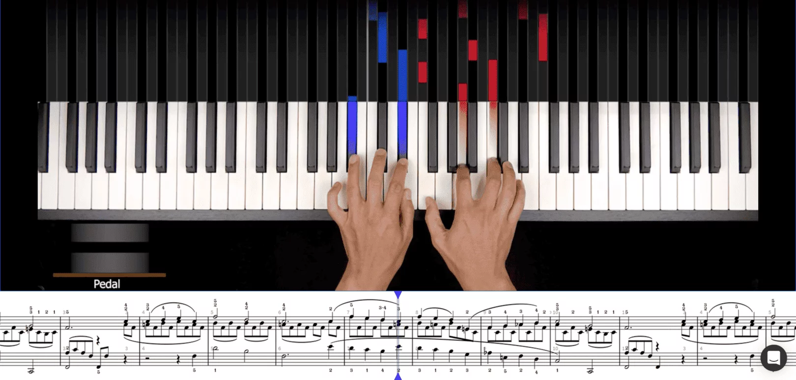 Nahaufnahme von Händen auf Klaviertastatur mit Noten in einem Video-Tutorial.