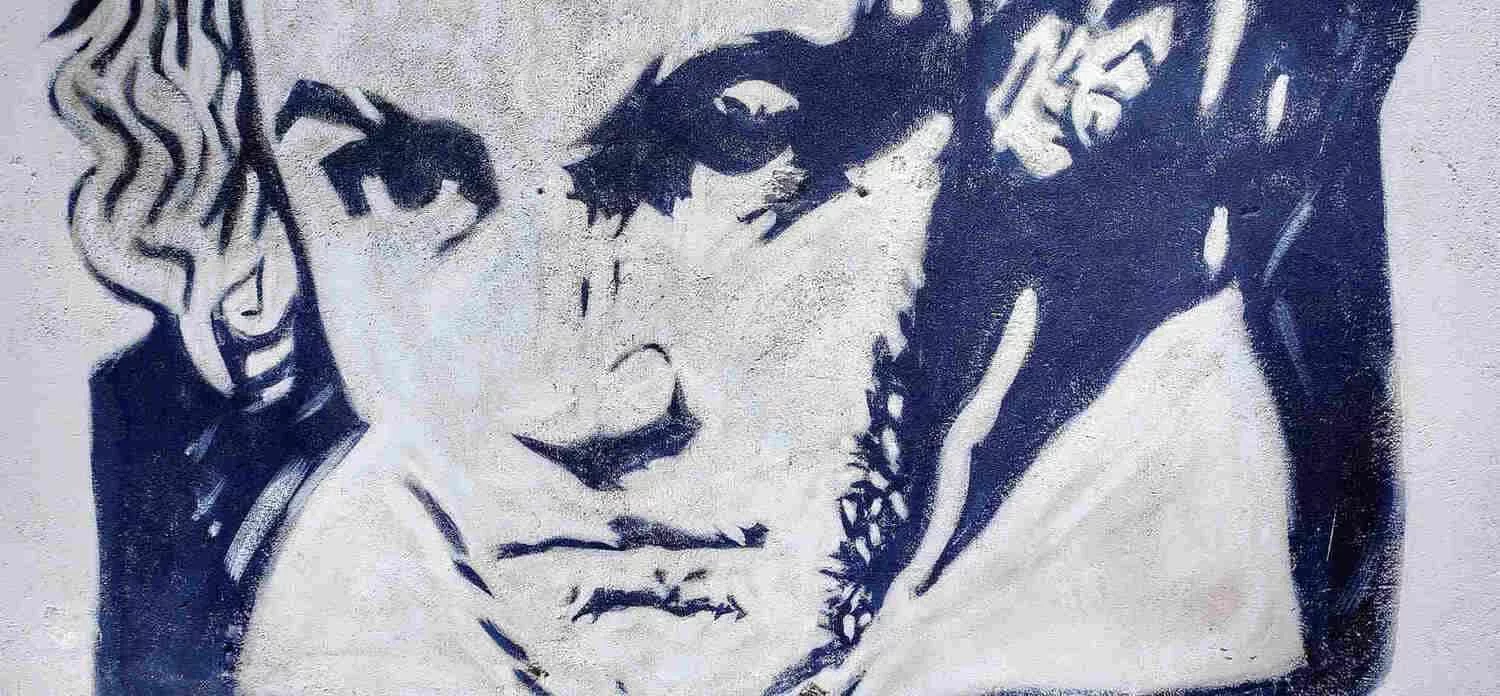 Gespraytes Porträt von Ludwig van Beethoven im Street-Art-Stil.