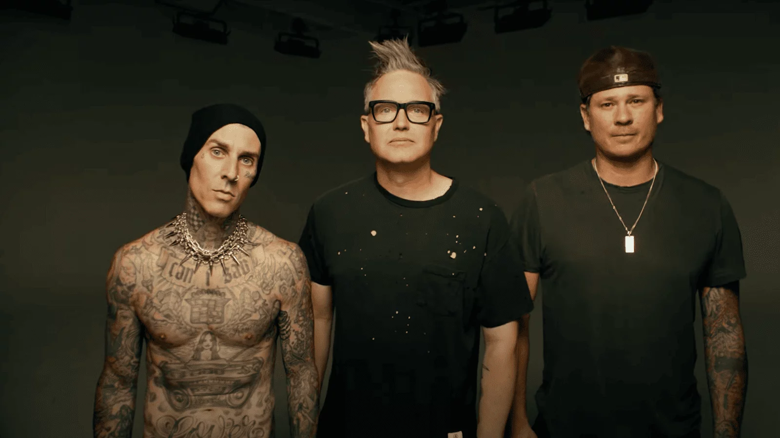 Bandfoto von Blink-182 (Travis Barker, Mark Hoppus, Tom DeLonge).
