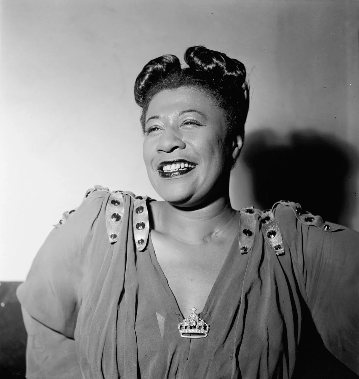 Schwarz-weiß-Porträt von Ella Jane Fitzgerald.
