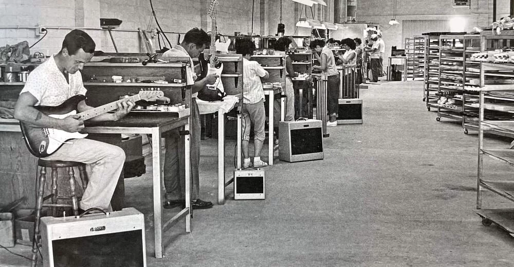 Fender-Fabrik 1951: Arbeiter testen Precision Bass in Produktionshalle