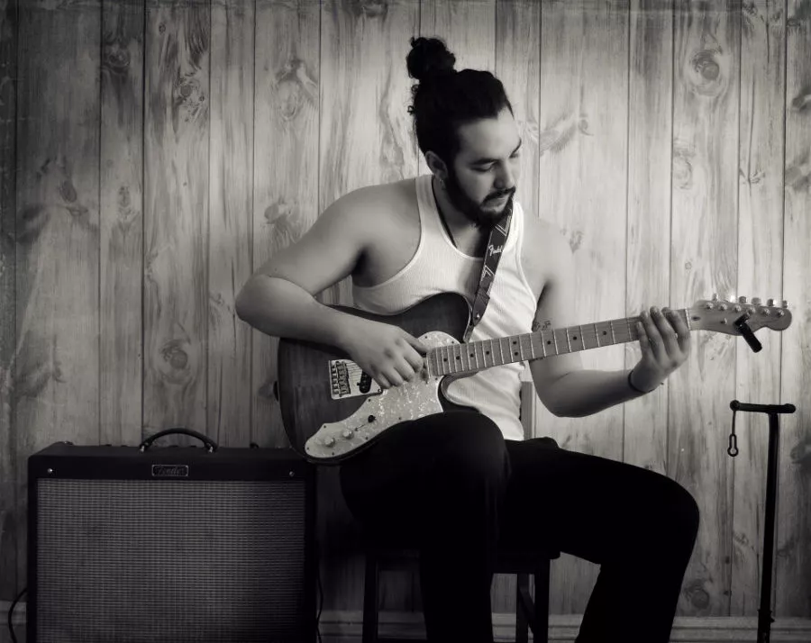 Mann übt Gitarre