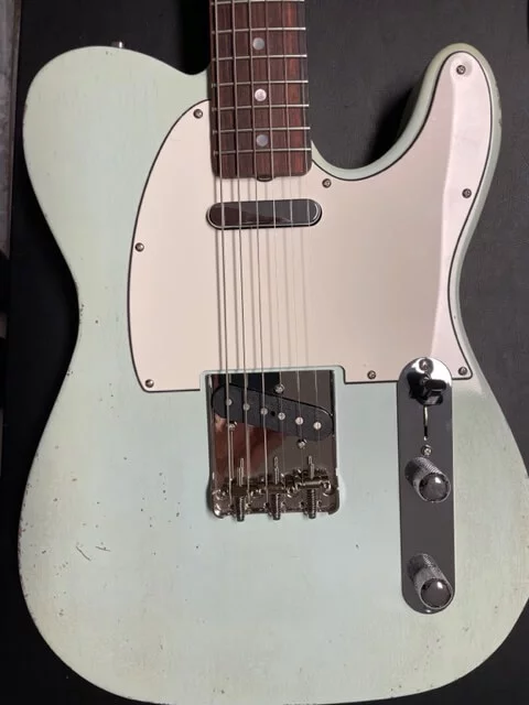 Weiß-rasa E-Gitarren-Korpus.