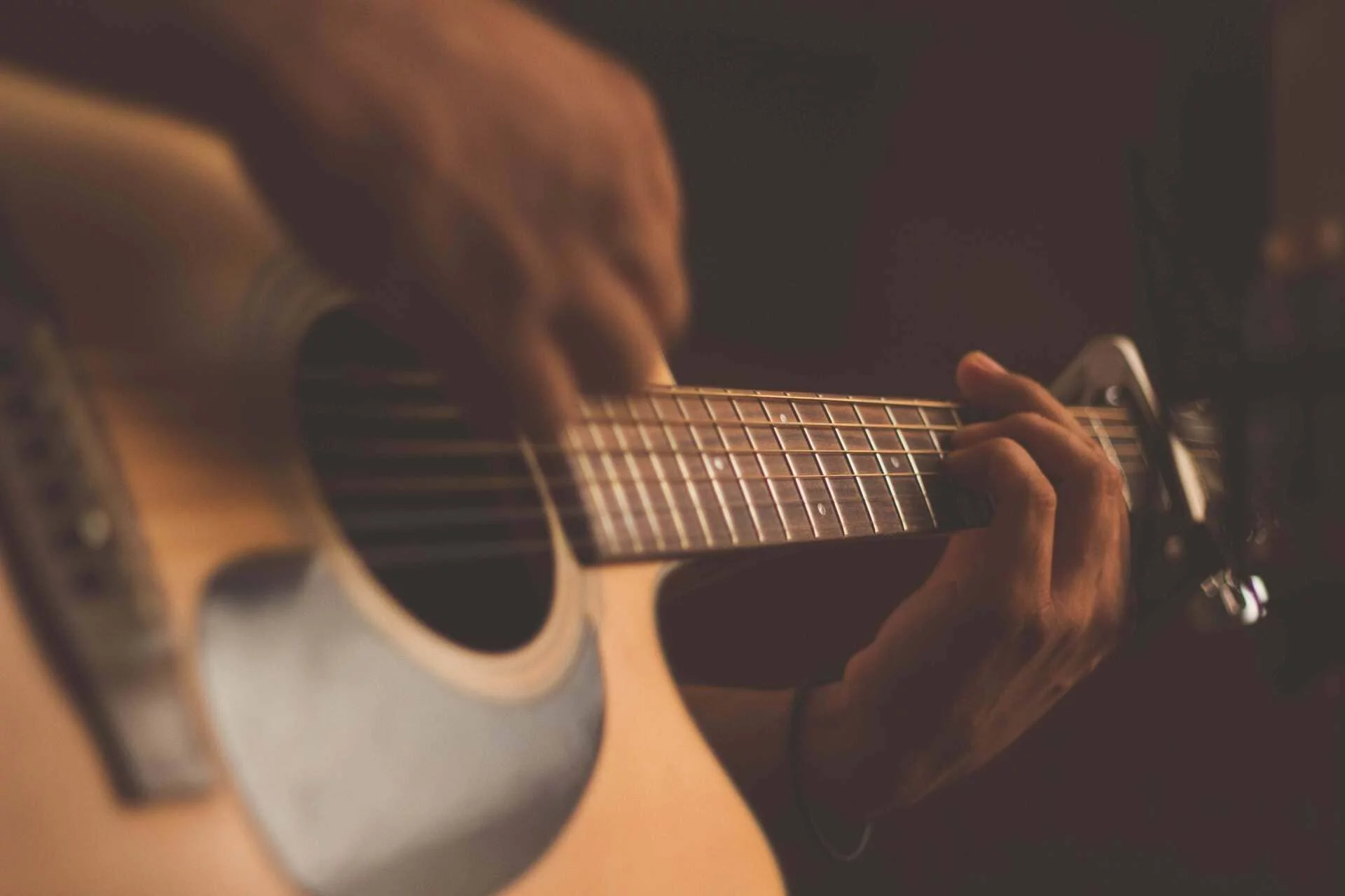 Nahaufnahme einer Gitarre beim Spielen.