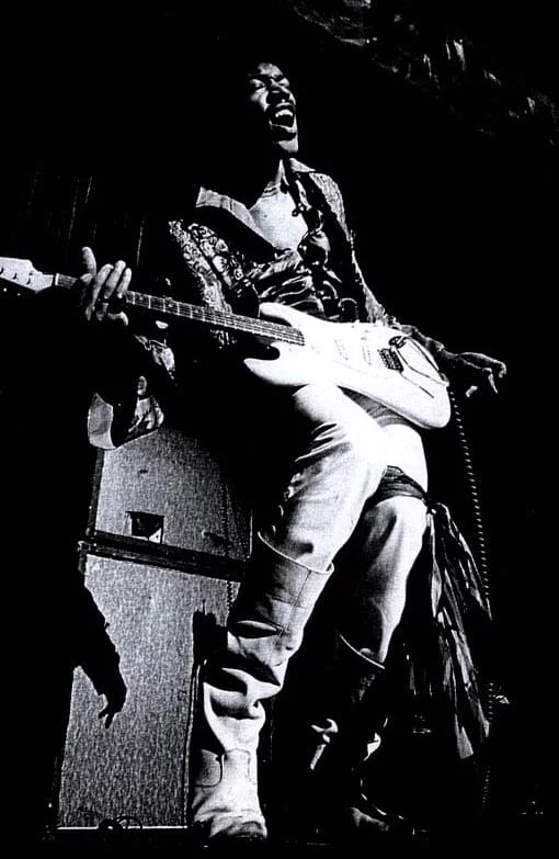 Gitarrist Jimi Hendrix performt auf der Bühne.