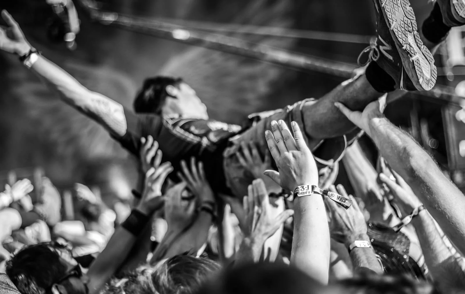 Crowdsurfer auf Heavy Metal Veranstaltung getragen von jubelnden Fans