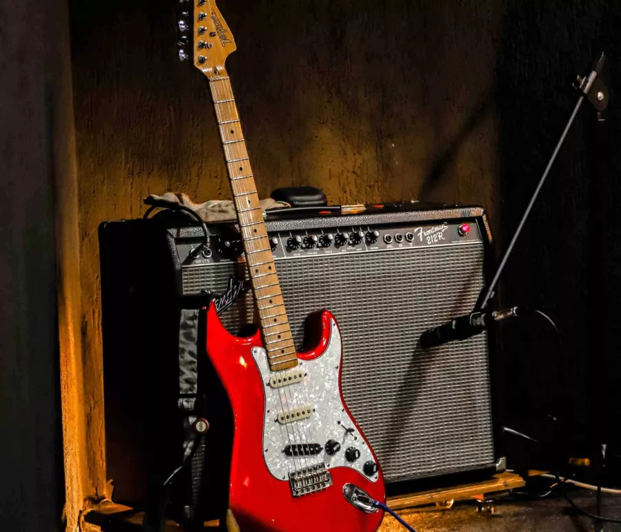 An Verstärker angeschlossene E-Gitarre