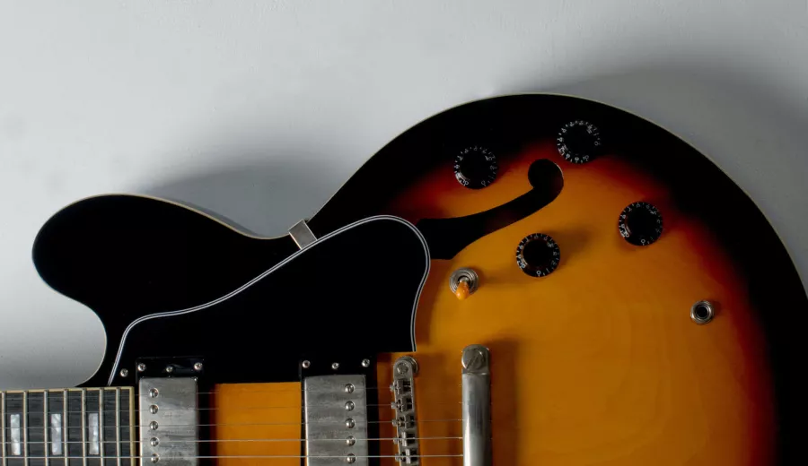 Nahaufnahme des Korpus einer Hollowbody-Gitarre.