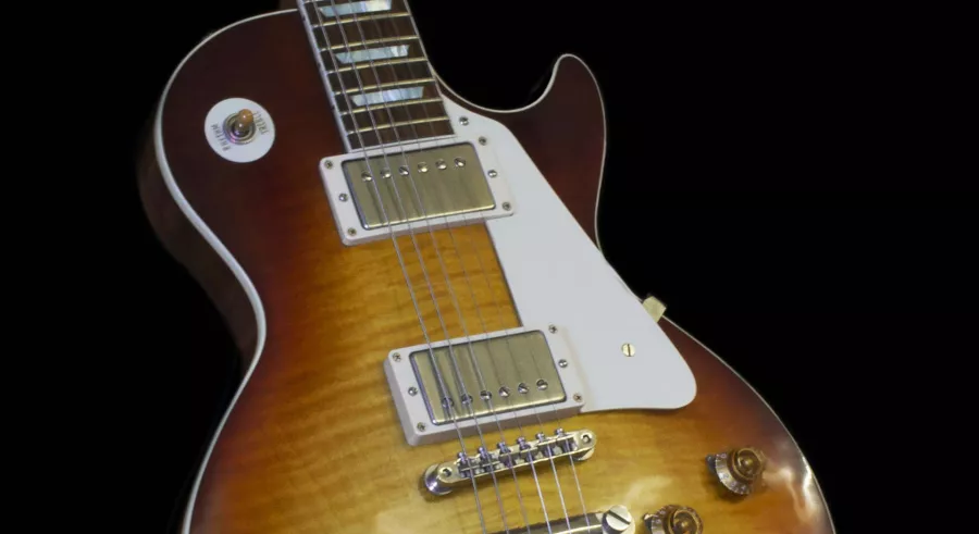 Eine Nahaufnahme zeigt den Korpus einer Les Paul (Single-cut).