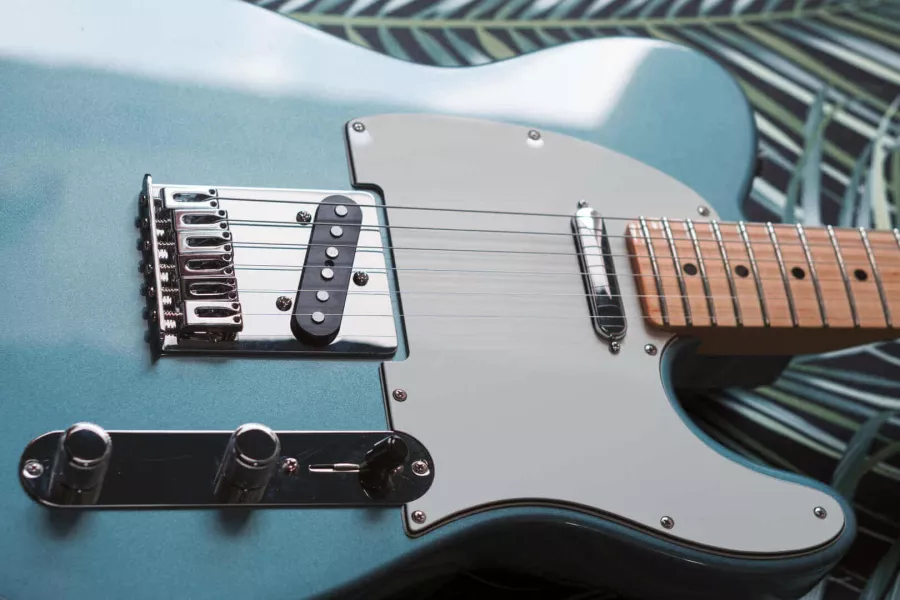 Eine Nahaufnahme zeigt den Korpus eines Telecasters.