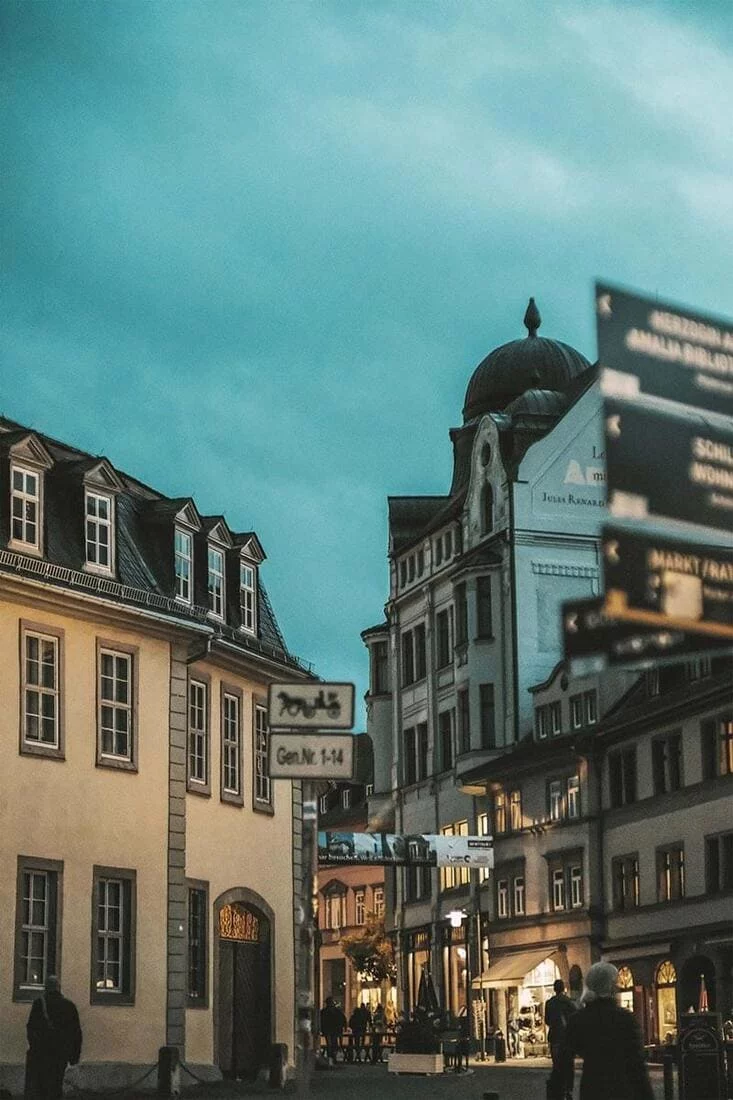 Weimarer Innenstadt mit Hansa-Haus im Hintergrund.