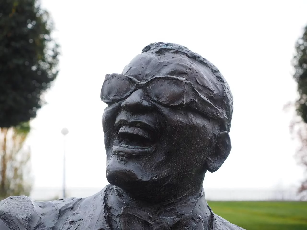 Skulptur von Ray Charles.